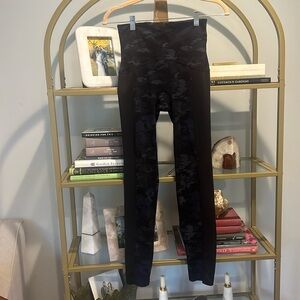 Spanx workout leggings size M in black and blue camo